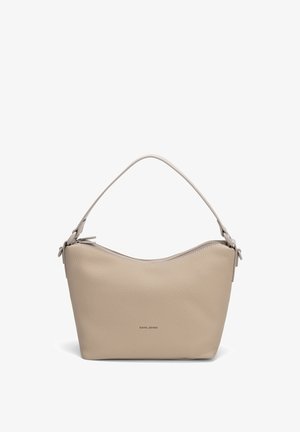 Sac à main beige en cuir texturé à porter à l'épaule avec une bandoulière unique et une fermeture éclair, doté d'un petit logo de marque au centre avant.