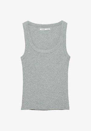 Sivý rebrovaný tielkový top bez rukávov s výstrihom do hlboka, zobrazený na rovnej ploche, s viditeľnou značkou vo vnútri goliera.