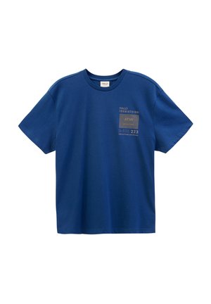 Blaues Baumwoll-T-Shirt mit quadratischer Brusttasche, bedrucktem Text und Grafiken. Lockerer Schnitt mit kurzen Ärmeln und rundem Halsausschnitt.