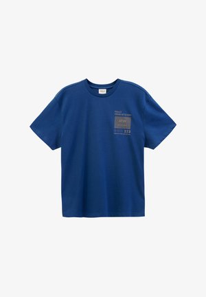 Blaues Baumwoll-T-Shirt mit quadratischer Brusttasche, bedrucktem Text und Grafiken. Lockerer Schnitt mit kurzen Ärmeln und rundem Halsausschnitt.