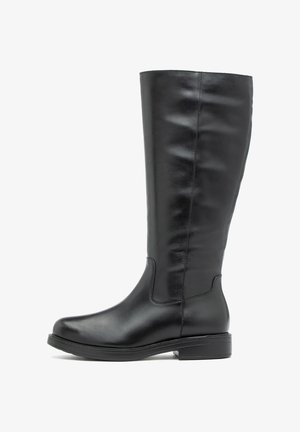 Aukšti juodi odiniai batai su apvaliu kojų pirštu, žemu kulnu, lygiu paviršiumi ir šoninėmis siūlėmis, skirti kelio ilgio fitui.