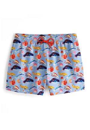 Plavky s modrým pozadím a barevným vzorem mořského života, včetně ryb, lastur a slunečních motivů. Obsahují červenou šňůrku.