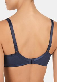 Granatowy stanik o gładkiej fakturze, z regulowanymi ramiączkami i zapięciem na plecach. Prosty design bez widocznych wzorów.