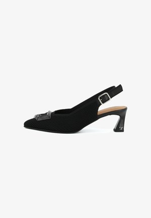Décolleté slingback nera con tacco basso a blocco, punta affilata, texture a coste e una grande fibbia decorativa sulla parte anteriore.