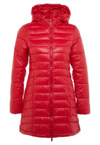 Chaqueta de plumas roja con capucha, que presenta un tejido acolchado, zipper frontal y cordones elásticos en la capucha. Material suave y brillante.