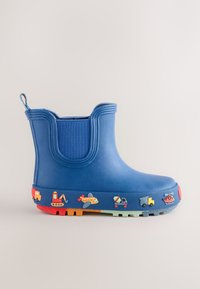 Botte de pluie bleue pour enfants, montante à la cheville, avec des panneaux latéraux élastiques et des illustrations colorées de véhicules autour de la semelle sur une semelle multicolore.