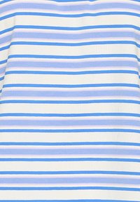 Svītraina auduma ar horizontālām līnijām gaiši zilā, purpursarkanā un baltā krāsā. Ribota tekstūra ar mīkstu, elastīgu izskatu.