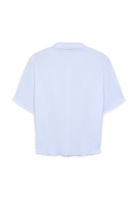 Camicia azzurra a maniche corte realizzata in tessuto strutturato. Presenta un colletto classico e un orlo dritto. Senza motivi o dettagli visibili.