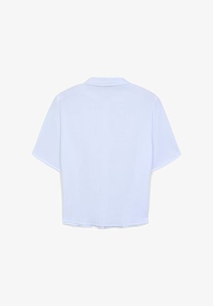 Camicia bianca a maniche corte con una texture morbida, caratterizzata da una vestibilità rilassata e un colletto classico. Design semplice, senza motivi o decorazioni.