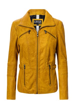 Gele leren jas met rits aan de voorkant, ritszakken op borst en zijkanten, doorgestikte details op de mouwen en een zwarte voering aan de binnenkant.