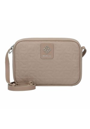 Sac bandoulière rectangulaire beige avec motifs en relief, plaque logo Replay argentée, et sangle ajustable enroulée à côté.
