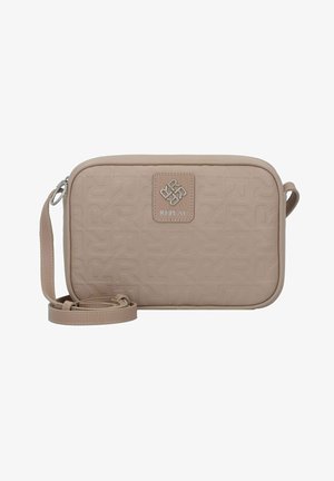 Beige rechthoekige crossbodytas met geprofileerde patronen, zilveren Replay-logoplaatje en verstelbare riem naast de tas opgerold.