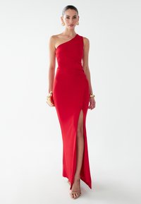 Červené, jednoramenné šaty z elastického materiálu s vysokým rozparkom do stehna a priliehavým strihom, s jemným drapovaním v pase.