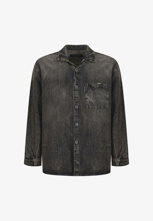 Camicia di denim nero con texture sbiadita, maniche lunghe, una tasca sul petto e un colletto. Chiusura con bottoni lungo la parte frontale.