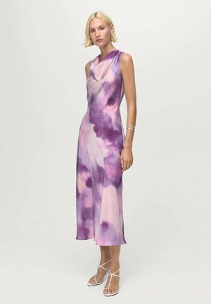 Robe tie-dye violet et rose avec un col drapé, longueur cheville, faite d'un tissu lisse, présentant un design ajusté et un léger éclat.