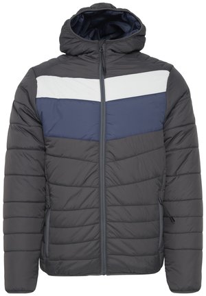 Kurtka puchowa z kapturem, ciemnoszara, z kolorowym blokiem w odcieniach granatu i bieli na klatce piersiowej. Zamek błyskawiczny w bocznych kieszeniach.