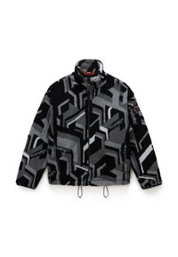 Giacca in pile nera e grigia con motivi geometrici; presenta un colletto alto, chiusura con zipper, tasche laterali e cordini regolabili.
