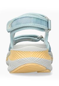 Sandale sportive bleu clair et blanc avec des sangles ajustables et une semelle texturée jaune et blanche, vue de dos.