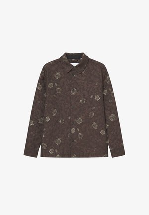 Ruda gėlėta marškinė su ilgomis rankovėmis, mygtukiniais uždarymais ir klasikiniu apykakle. Yra sudėtingi gėlių raštai šviesesnėmis atspalviais.