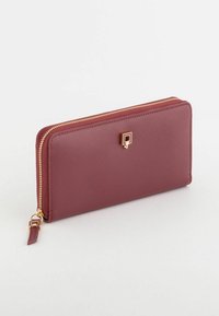 Portefeuille zippé en similicuir bordeaux foncé, forme rectangulaire, avec un logo doré et des détails de texture sur la surface.