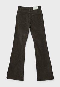 Jean évasé marron foncé avec une texture douce, doté d'une taille haute, de deux poches arrière et d'une étiquette "D74" à l'arrière.