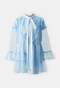 Ljusblå, genomskinlig klänning med volangkanter, långa ärmar och ett band vid halsen. Har knappstängning och en lager-på-lager-design med ett texturerat mönster.