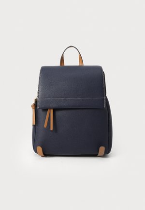 Granatowy skórzany plecak z klapką, brązowymi uchwytami zamka, górnym uchwytem i brązowymi paskami u podstawy na białym tle.