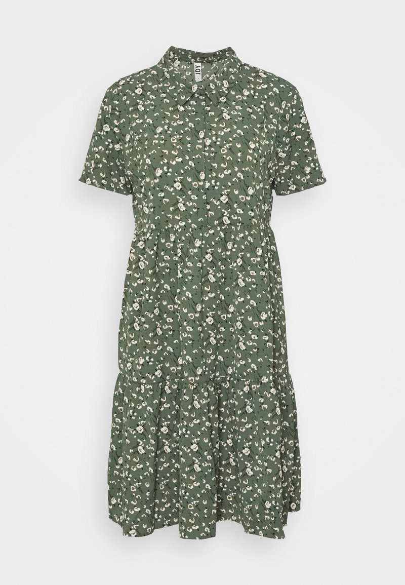 Robe verte à manches courtes avec motif floral blanc, col chemise, devant boutonné et jupe à volants, présentée sur un fond uni.