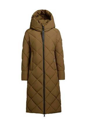 Manteau long matelassé en vert olive avec une capuche, fermeture éclair à l'avant et poches latérales. Présente des coutures diagonales et un tissu texturé.