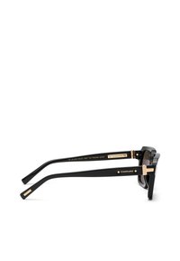 Lunettes de soleil rectangulaires noires Chopard avec accents dorés et verres polarisés, vues de profil sur fond blanc.