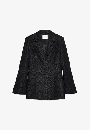 Juodas švarkas, turintis tekstūruotą gėlių raštą, su notch tipo apykakle ir išsiplėtusiais rankovėmis, su sklandžiu satino pamušalu ir pritaikyta siluetu.