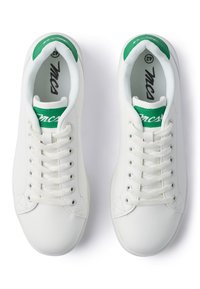 Zapatillas blancas de cuero suave con puntera redonda. Presentan acentos verdes en la lengüeta; seis agujeros para los cordones; plantilla texturizada.