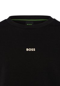 Μαύρο βαμβακερό T-shirt με στρογγυλή λαιμόκοψη και λευκό λογότυπο "BOSS" στο στήθος. Περιέχει πράσινη λεπτομέρεια στην εσωτερική λαιμόκοψη.