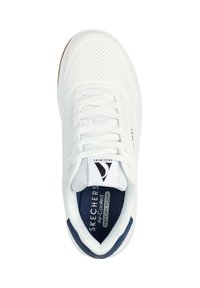 Sneakers atletiche bianche con tomaia sintetica perforata, lacci piatti, soletta imbottita blu navy e suola in gomma con logo sulla linguetta.