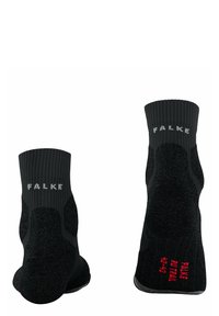 Calzini neri a caviglia con polsino a coste, tallone e punta rinforzati, e logo bianco; materiale testurizzato con dettagli rossi sulla suola.