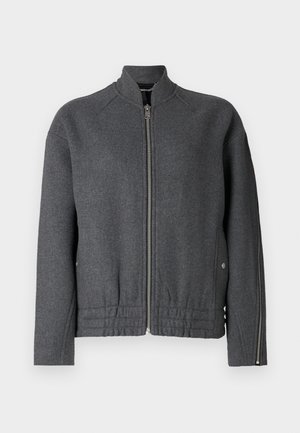 Szürke bomberdzseki magas gallérral, elülső cipzárral, rugalmas derékrésszel és oldalsó zsebekkel, texturált anyagból.