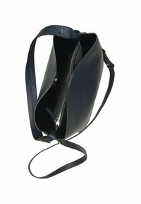 Sac en cuir bleu marine avec une surface texturée, un large ouvert sur le dessus et une bandoulière ajustable et amovible. L'intérieur comprend un compartiment zippé.