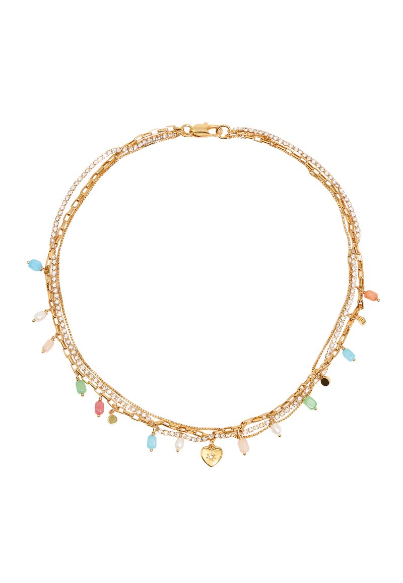 Collar de múltiples hebras doradas con acentos de rhinestones transparentes, cuentas coloridas en azul, rosa, verde y un charm en forma de corazón.