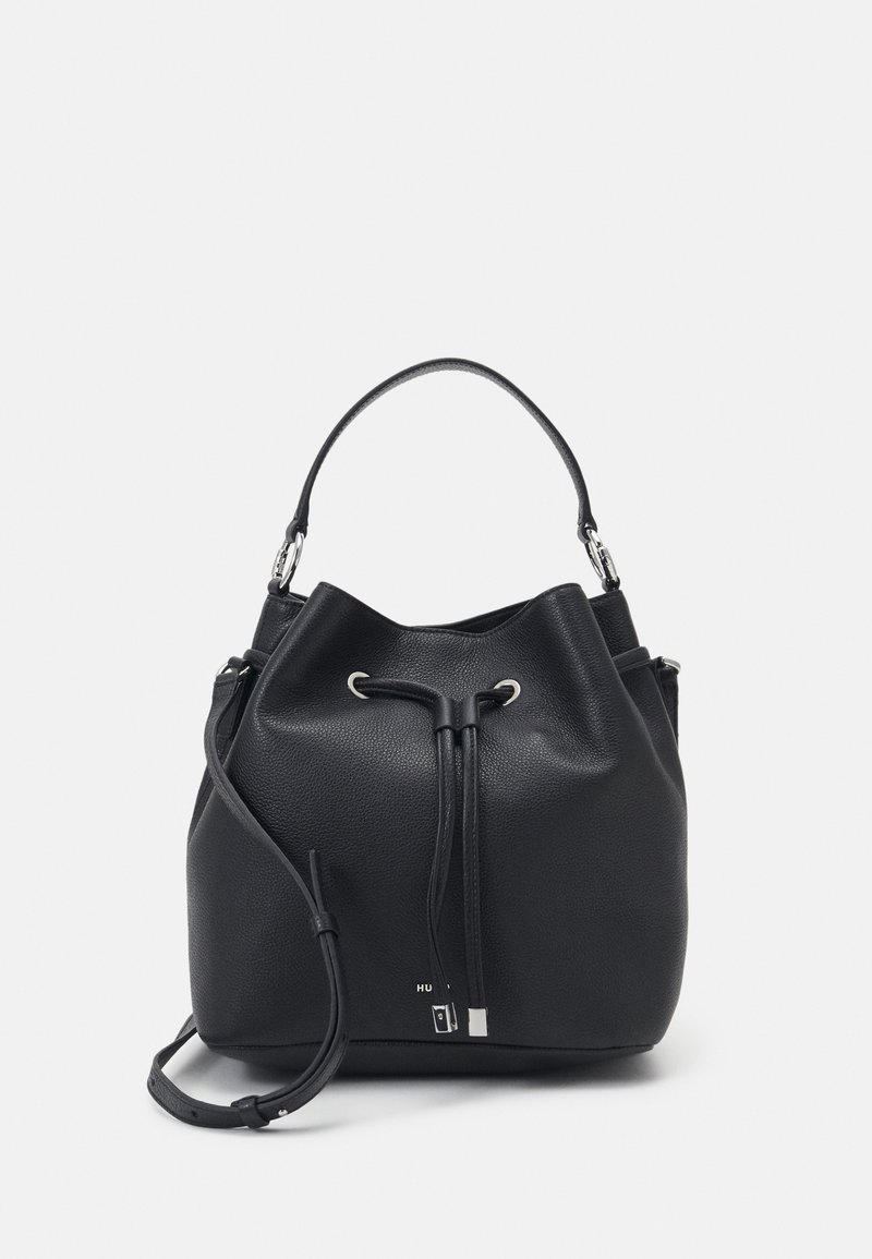 Sac seau en cuir noir texturé avec fermeture par cordon, poignée unique sur le dessus, bandoulière amovible et détails en métal argenté.