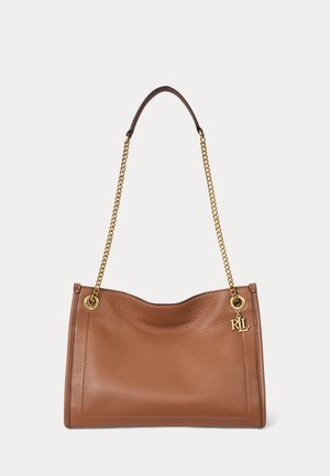 Καφέ δερμάτινη τσάντα με χρυσές αλυσίδες χερούλια και χρυσό γούρι "RLL" σε απλό φωτεινό φόντο.