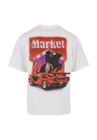Camiseta de algodón blanca con un diseño gráfico de un coche deportivo rojo y la palabra "Market" en letras negritas con siluetas negras arriba.