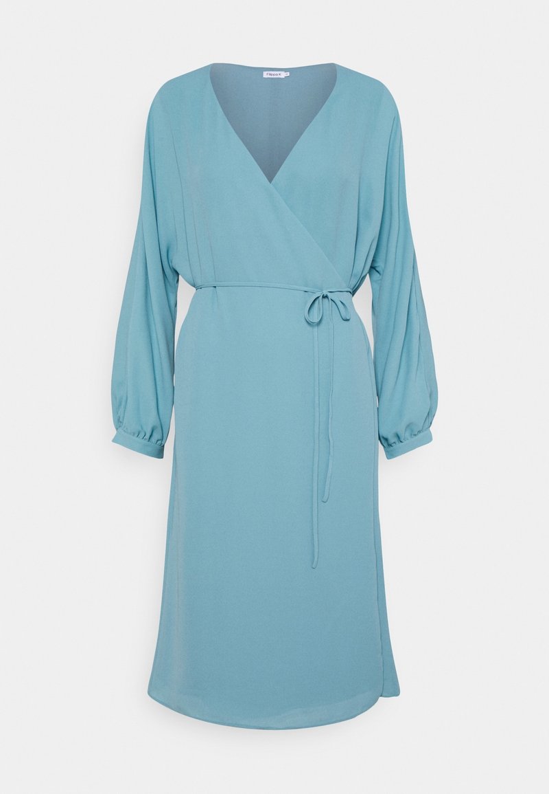 Robe portefeuille bleu clair à manches longues, col en V et ceinture nouée à la taille, style midi.