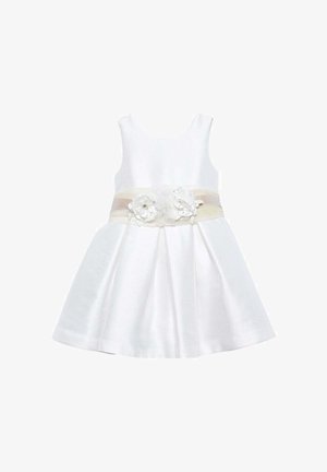 Abito bianco senza maniche in raso con gonna svasata e cinturino beige decorato con due fiori di stoffa bianchi.