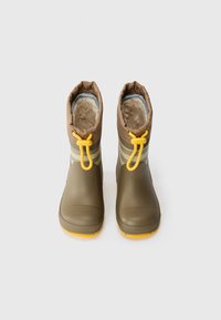 Botas impermeables marrones con un forro suave y esponjoso, cordón amarillo y rayas contrastantes en crema y amarillo a los lados.