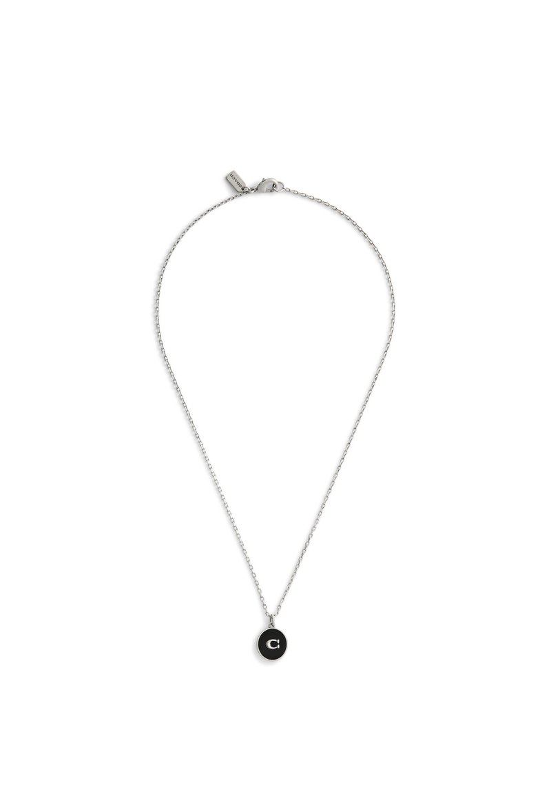 Srebrny naszyjnik z cienkim łańcuszkiem i okrągłym czarnym wisiorkiem z białą literą „C”. Łańcuszek jest cienki, z zapięciem typu karabińczyk.