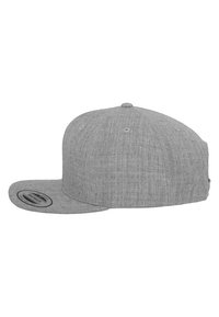 Grijze snapback pet met een vlakke klep, gemaakt van gestructureerde stof, voorzien van een verstelbare strap aan de achterkant en een ronde logo patch.