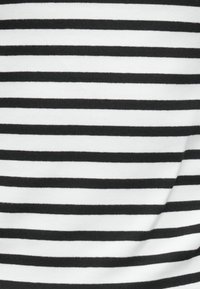 Tissu rayé noir et blanc avec des rayures horizontales alternées ; texture douce, motif régulier et largeur constante des rayures.