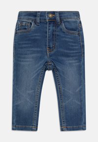 Jeans de mezclilla azul de tamaño para niños pequeños, con detalles desgastados, costuras naranjas, bolsillos delanteros y traseros, y un cierre de botón en la cintura.