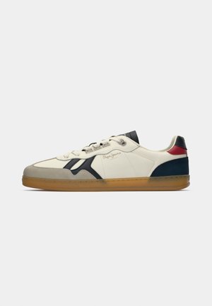Sneaker basse beige con dettagli neri e blu scuro, suola in gomma, dettaglio rosso sul tallone e logo "Pepe Jeans London" sul lato.