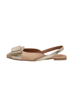 Béžová kožená slingback plochá obuv se zlatými kovovými akcenty a čtvercovou dekorativní sponou. Plochý design podešve zdůrazňuje jednoduchost.
